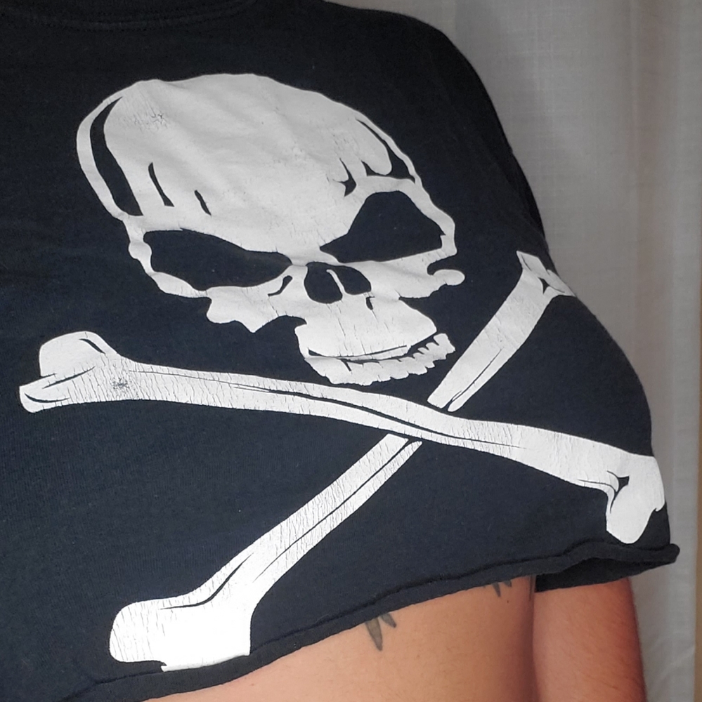 Crop t-shirt goth black skull underboob